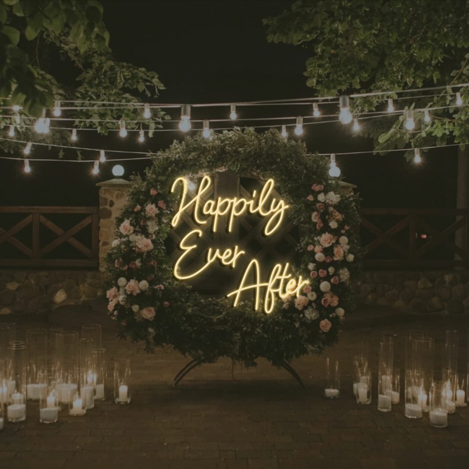 שלט ניאון לחתונה HAPPILY EVER AFTER בצבע לבן חם של וייבז ניאון