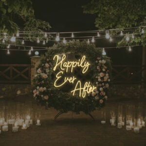 שלט ניאון לחתונה HAPPILY EVER AFTER בצבע לבן חם של וייבז ניאון