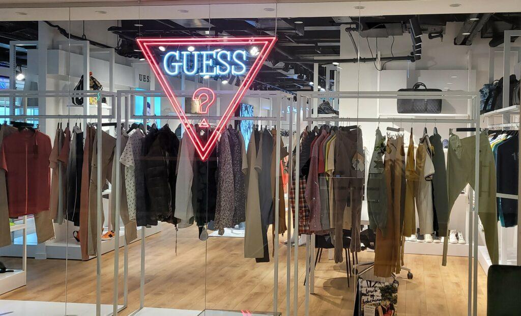 שלט ניאון לחנות GUESS