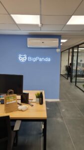 שלט למשרד עורך דין שלט ניאון בעציוב אישי BIG PANDA