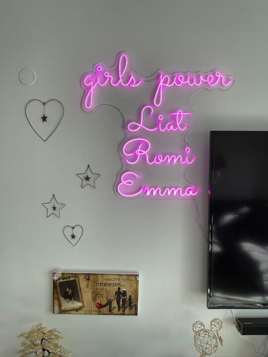 שלט ניאון בצבע ורוד לסלון בית - GIRL POWER