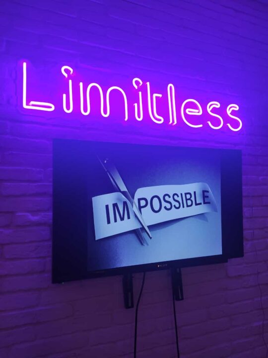 שלט ניאון לחדר כושר LIMITLESS