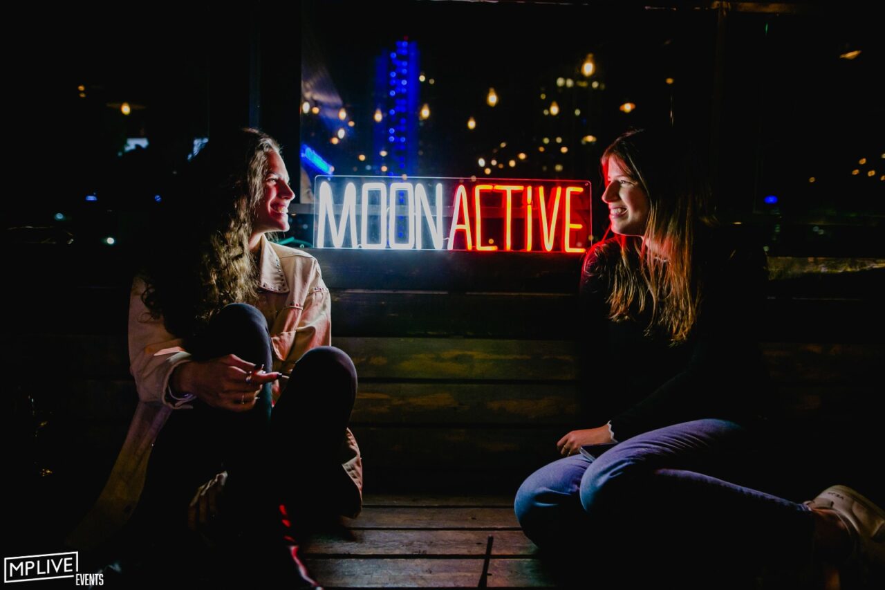 שלט ניאון לאירוע MOON ACTIVE בהפקת MP LIVE