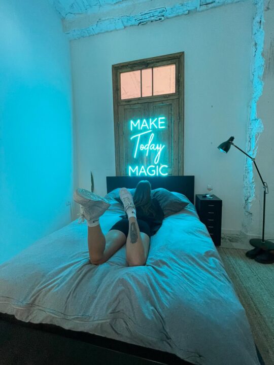 שלט ניאון MAKE TODAY MAGIC בצבע תכלת