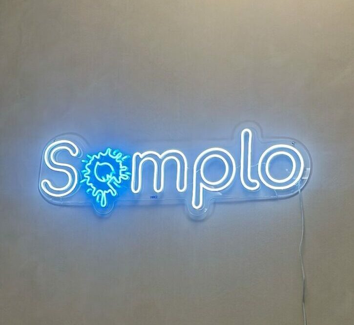 שלט ניאון בעיצוב אישי למשרד SAMPLO. תכלת ולבן