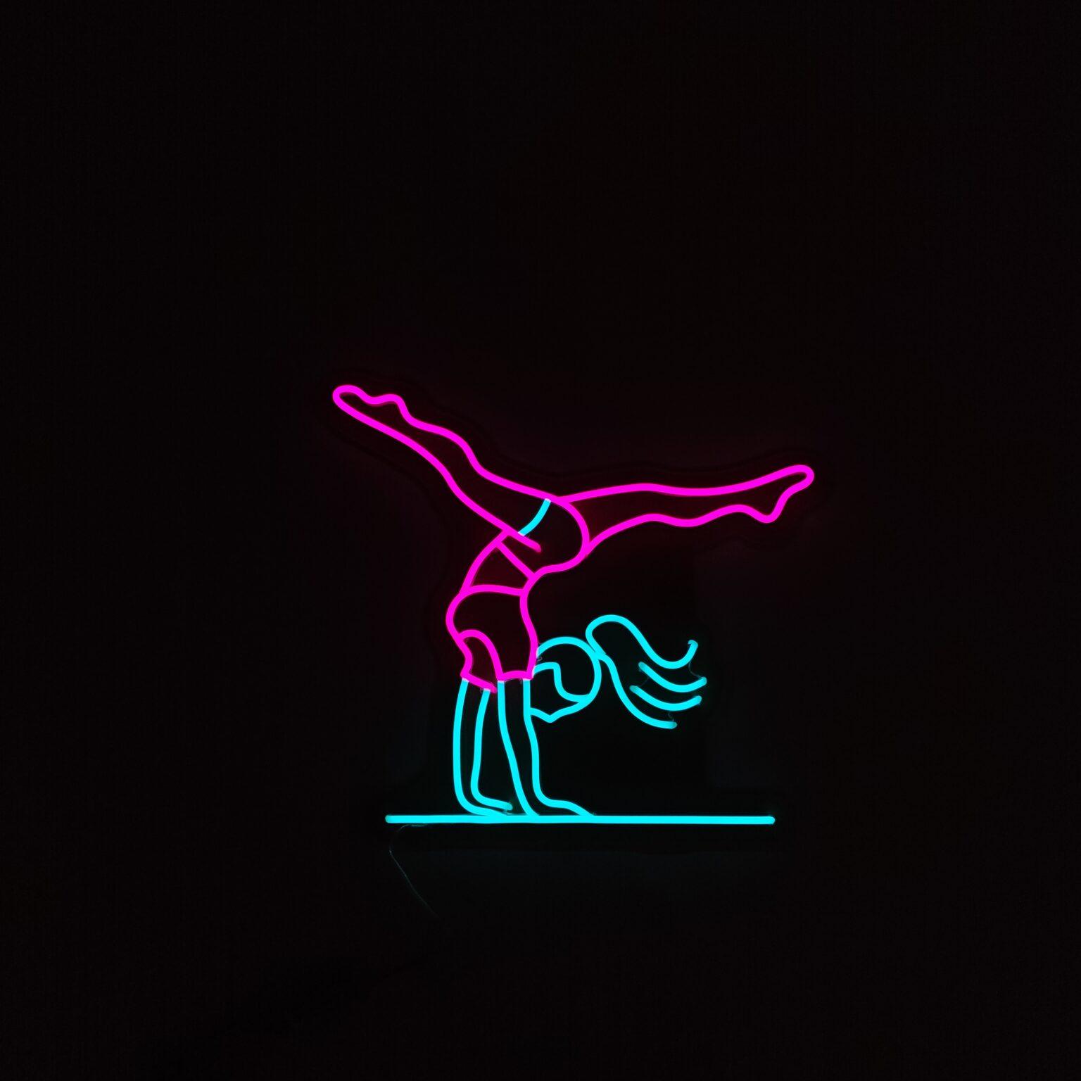 שלט ניאון מתעמלת, צבעים ורוד ותכלת, שלט ניאון לחדר ילדים, וייבז ניאון