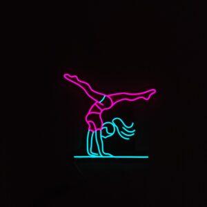 שלט ניאון מתעמלת, צבעים ורוד ותכלת, שלט ניאון לחדר ילדים, וייבז ניאון