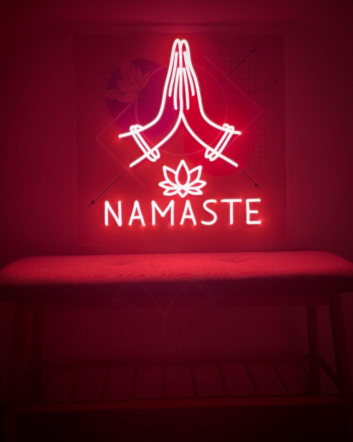 שלט ניאון Namaste בצבע אפרסק ייחודי – עיצוב סטודיו Vibez Neon