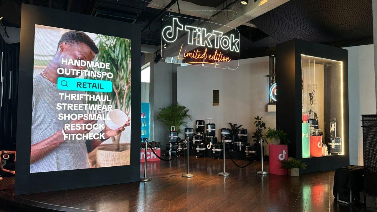 שלט ניאון לאירוע טיקטוק בטראסק תל אביב שהתקיים בתאריך 30.7.25 בעיצובו של שאולי אליהו