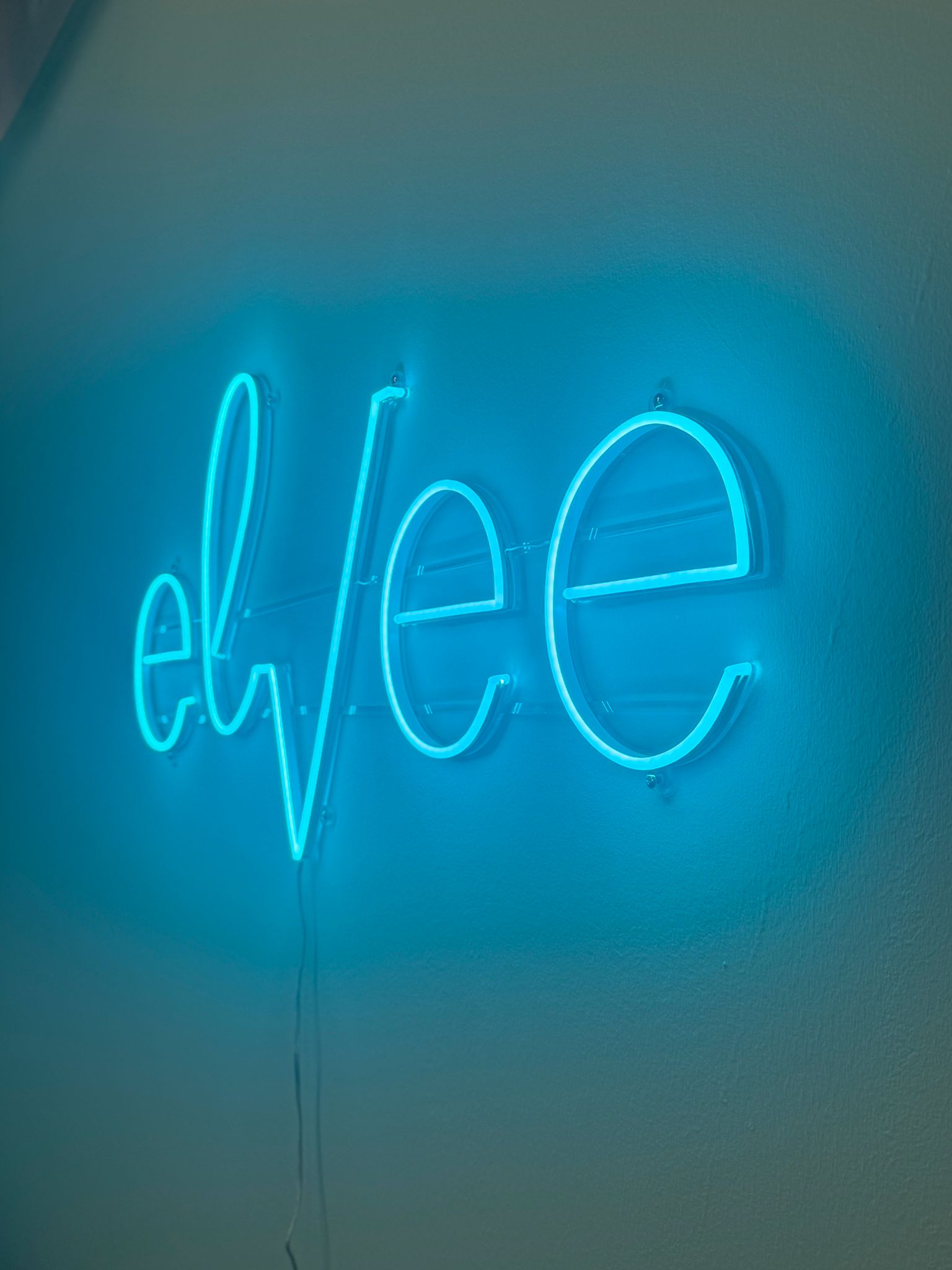 שלט ניאון בעיצוב אישי בצבע תכלת, ללא לוח אחורי, לחברת elvee