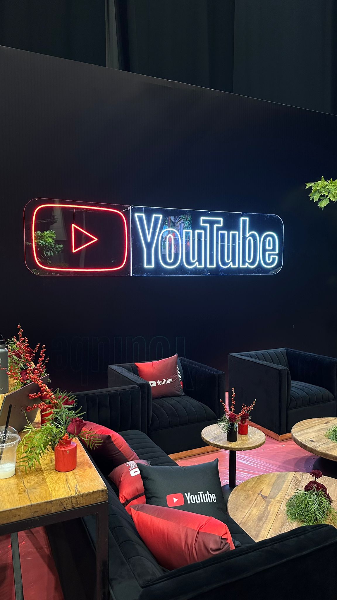 שלט ניאון בעיצוב עם לוגו you tube אירוע גוגל מרכז הירידים תל אביב