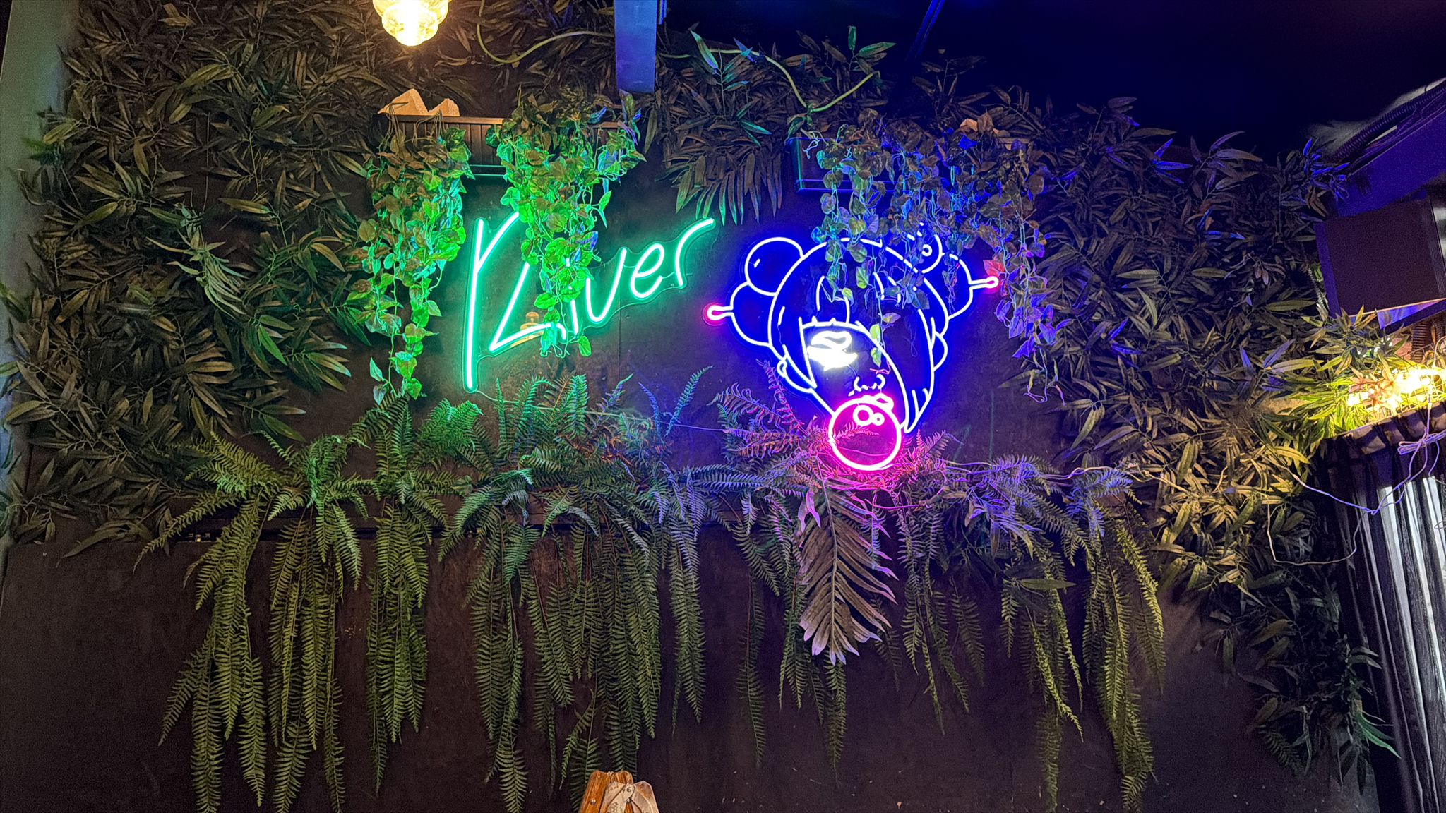 שלט ניאון למסעדה -river באר שבע. שלט לוגו rgb ושלט ניאון אמנותי