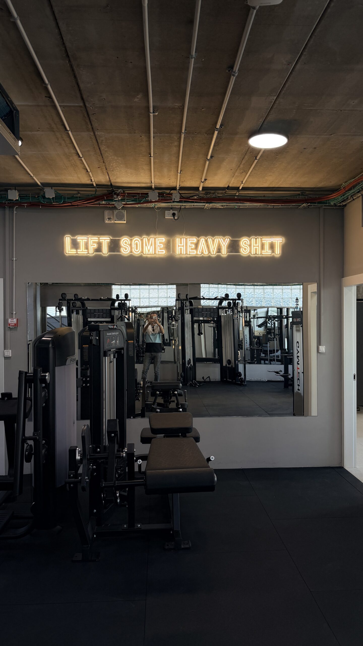 שלט ניאון למכון כושר - lift some heavy shit