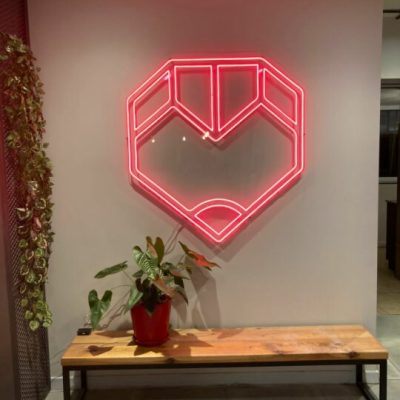 שלט ניאון טיילור ברנדס