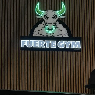 שלט ניאון לחדר כושר FUERTE GYM