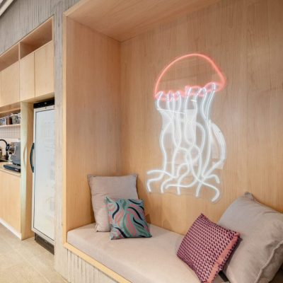 שלט ניאון למשרד - ARMIS - צולם על ידי סטודיו פלד