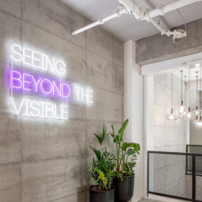 שלט ניאון למשרד- Peled-Studios-Trieye