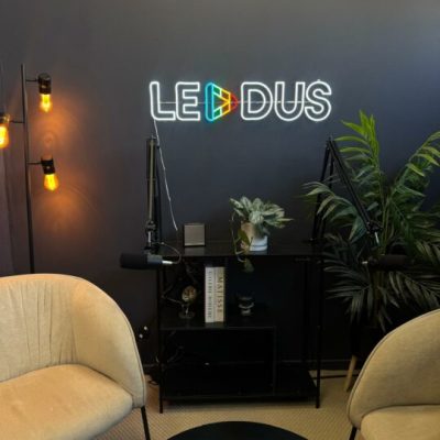 שלט ללא לוח אחורי משרדים LEAD US copy