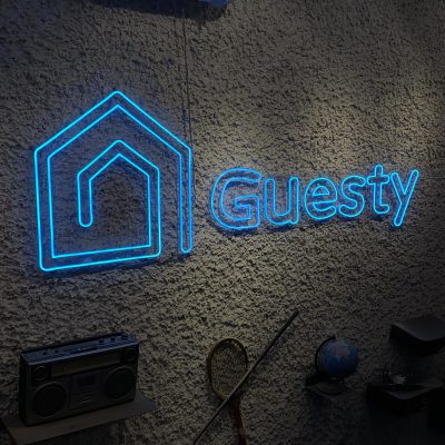 שלט ניאון למשרדי GUESTY